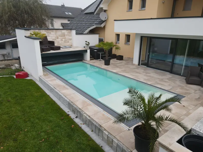 Pool im Garten mit Steinplatten, Palme und Rasen